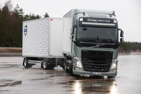 Volvo Trucks разработала уникальную систему тормозного механизма автопоезда