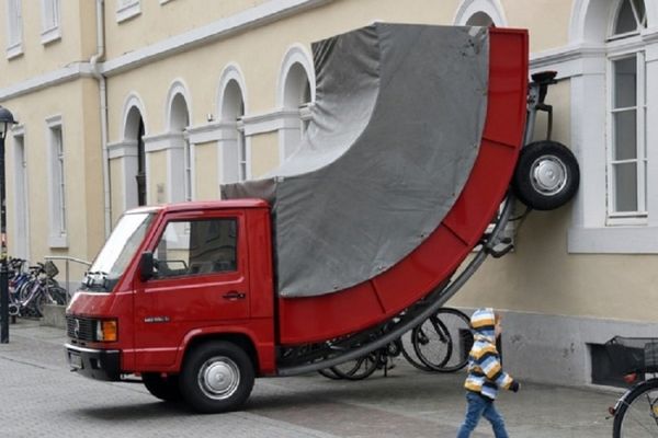 Грузовик-скульптура Mercedes-Benz получил штраф за неправильную парковку