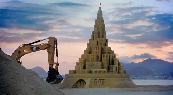 Спецтехника Cat воздвигла высочайший в мире замок из песка